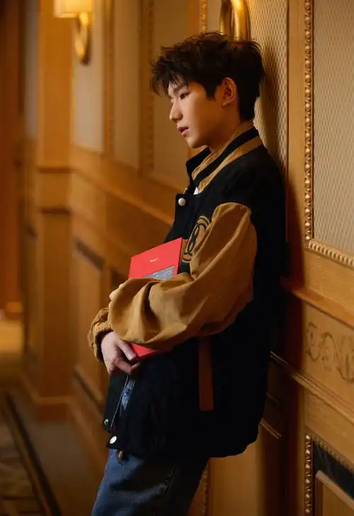 王源出席即将到来的2024春夏大秀,棒球服搭配牛仔裤的造型休闲又有