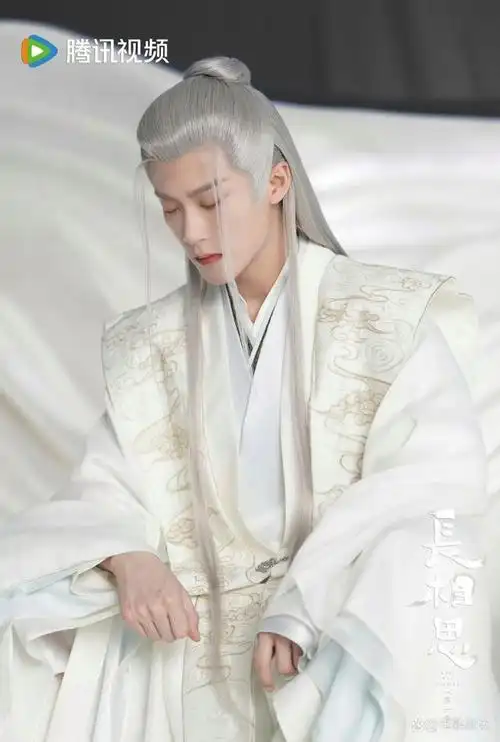 白发古装男神#一出场即惊艳,檀健次的相柳就是其中一位.
