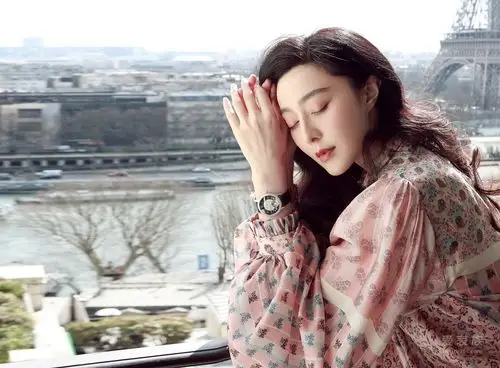 范冰冰佩戴万宝龙宝曦系列外置框架陀飞轮超薄腕表亮相2018巴黎时装周