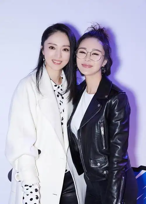 董璇一字肩黄裙清新亮眼,关悦小蓝裙知性优雅