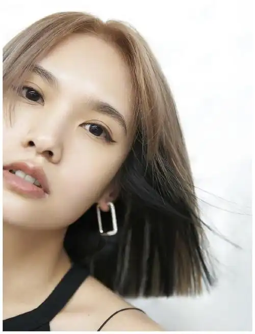 杨丞琳换新发型了,新发型类似"洗剪吹",但是看起来人特别精神