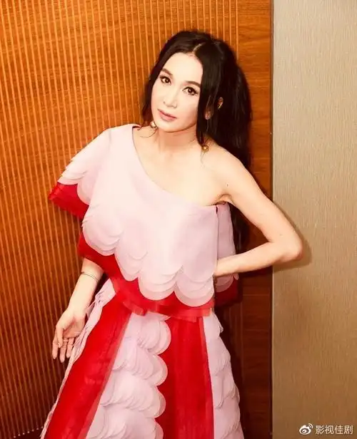 王祖贤近照被热传,53岁状态风韵犹存,发量成了大家关注的焦点