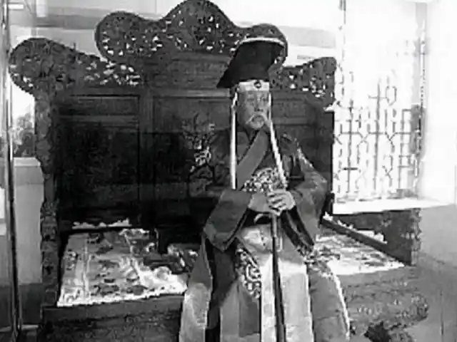 袁世凯身穿龙袍登基第三,帝国主义支持袁世凯为帝.