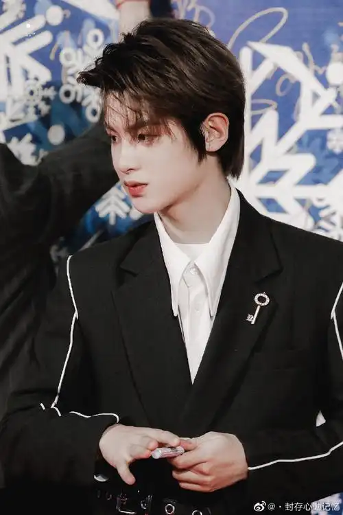 黄明昊超话#黄明昊元气满满的哥哥#『               45°侧脸合集