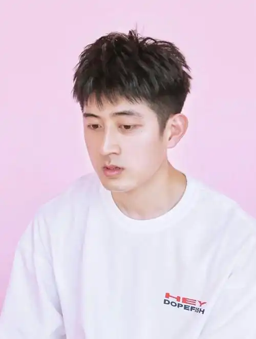 不用烫发的短发6cm碎盖头好帅