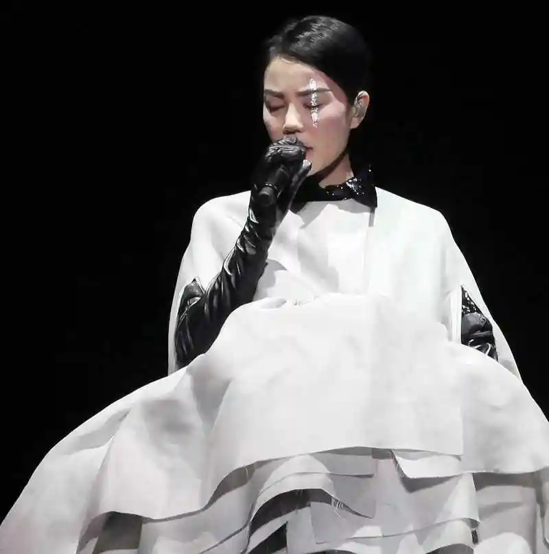 原创王菲气质开挂大背头发型搭配拼接色连体裤美出了新高度