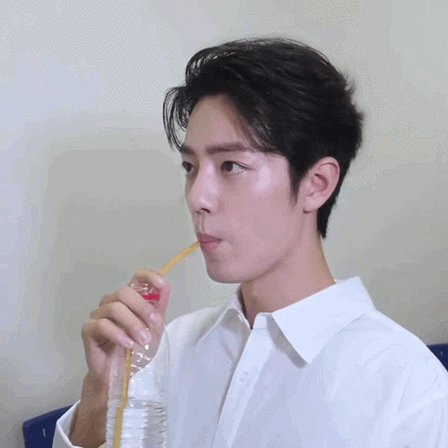 肖战喝水嘟嘴接泡泡