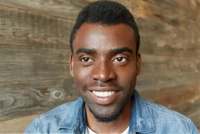 皮肤黑胡子的学生