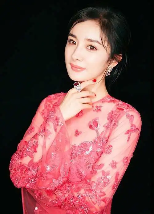 杨幂这条桃粉色的礼服真的不是山寨吗