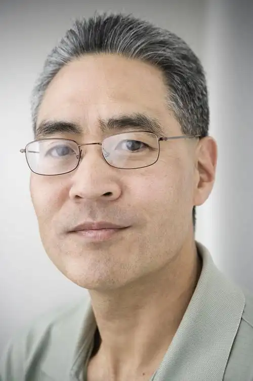 戴眼镜的中年男人