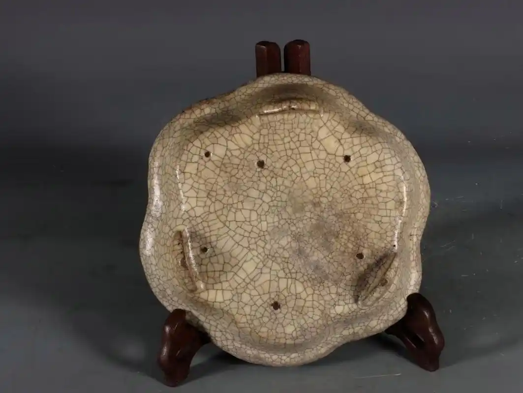 南宋哥窑米黄釉海棠式菊花型三足洗 高4.5口径17.8底径14公分