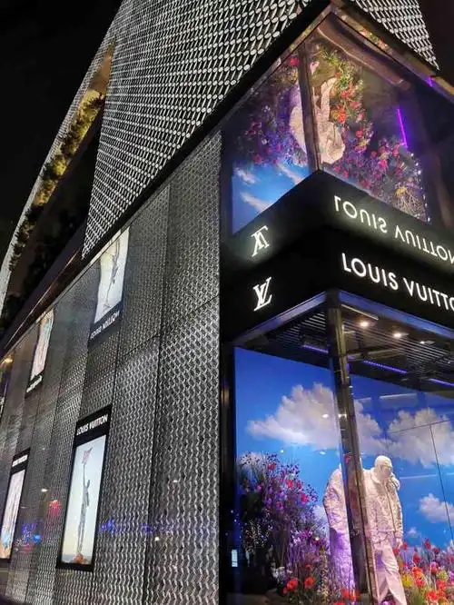 lv路易威登(恒隆广场店)-"圣诞节先预约去看了展览中心lv展,再到对.