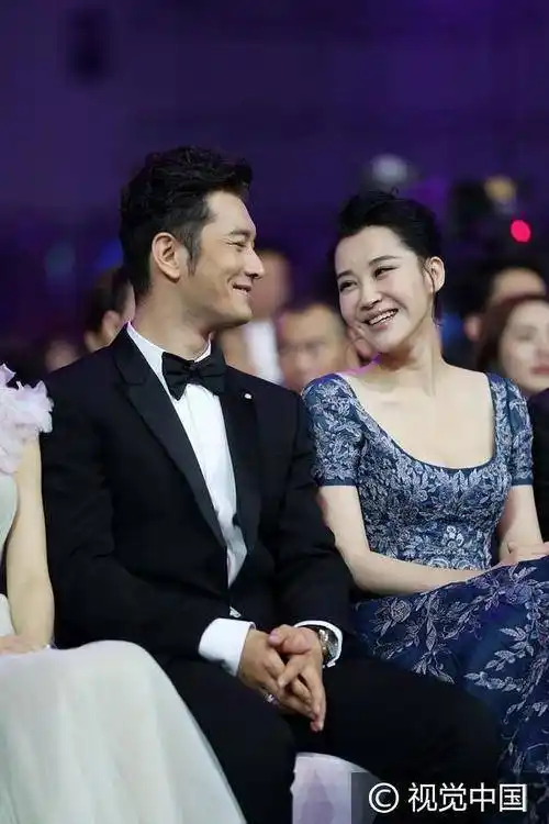 许晴跟他这么好?男方都把手放她大腿上了(图)