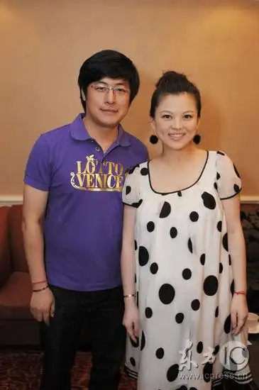 李湘和阿朵(左起)李湘和阿朵新浪娱乐讯 7月21日,李湘拖着怀孕6个月的