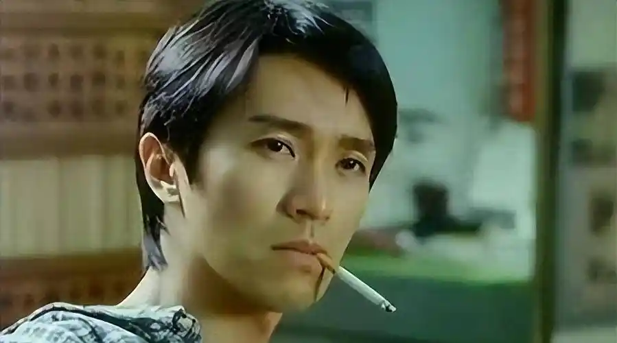 第四位:周星驰周润发在《英雄本色》中用美钞点烟,永远的经典,这短短