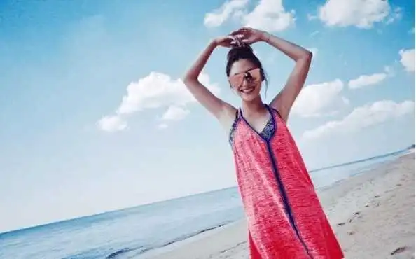 应采儿比基尼海边晒照笑容灿烂网友不怕陈小春吃醋吗