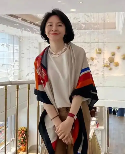 女人过了60岁,发型选这3种"贵妇卷"才显气质,有白发更高级