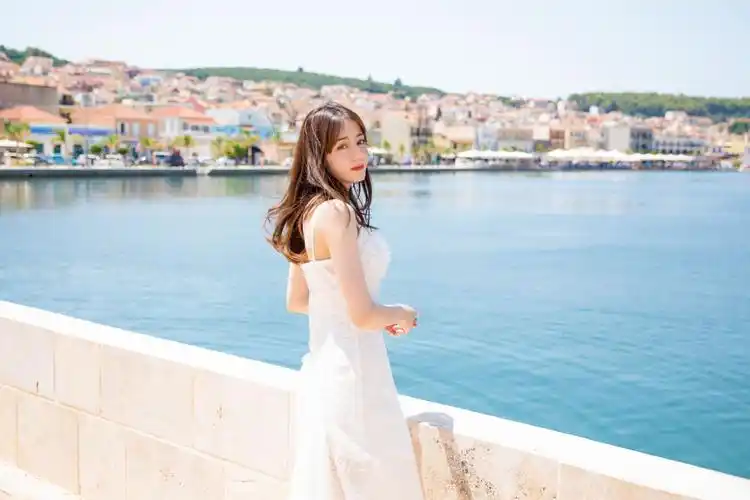 迪丽热巴灵动仙气海边写真图片