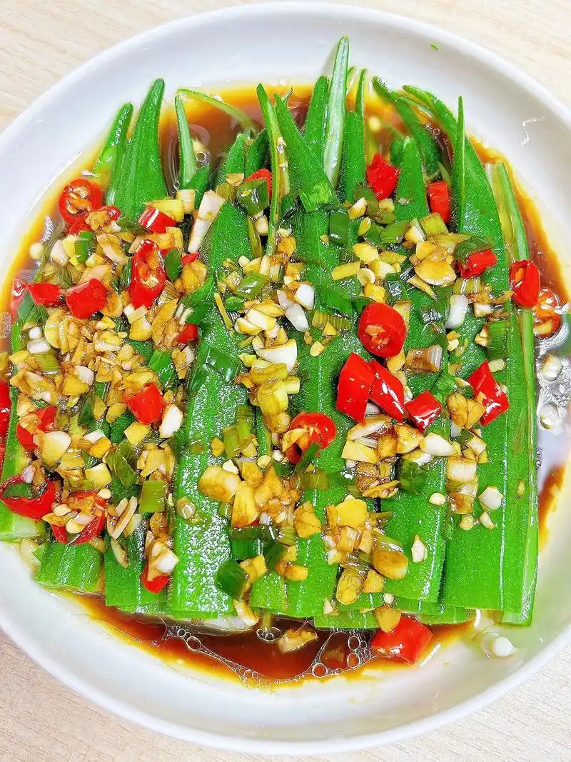家人们,冬天又到了吃凉拌菜的季节,今天分享个凉拌秋葵的做法,几分钟