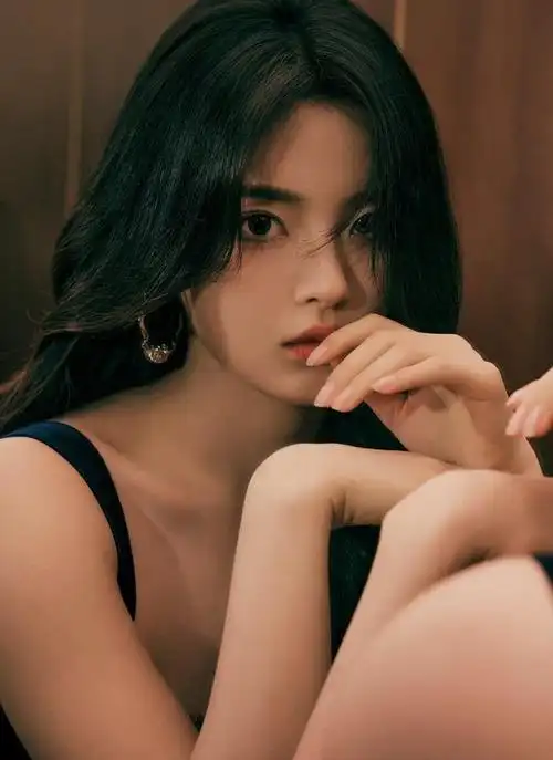 杨超越七夕营业大片丝绒吊带长裙卷发造型