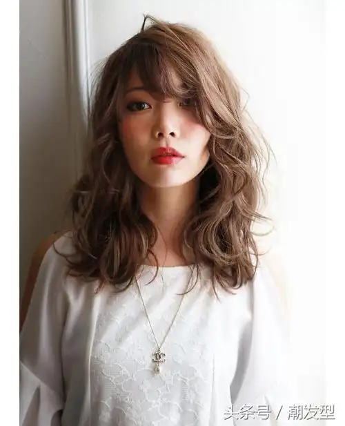 圆脸中长发发型(13款适合圆脸女生的中长发发型)(11)