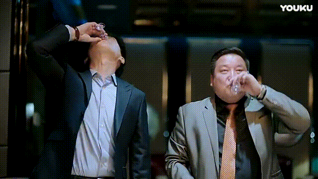 靳东一口闷好酒量帅气gif动图_动态图_表情包下载_soogif