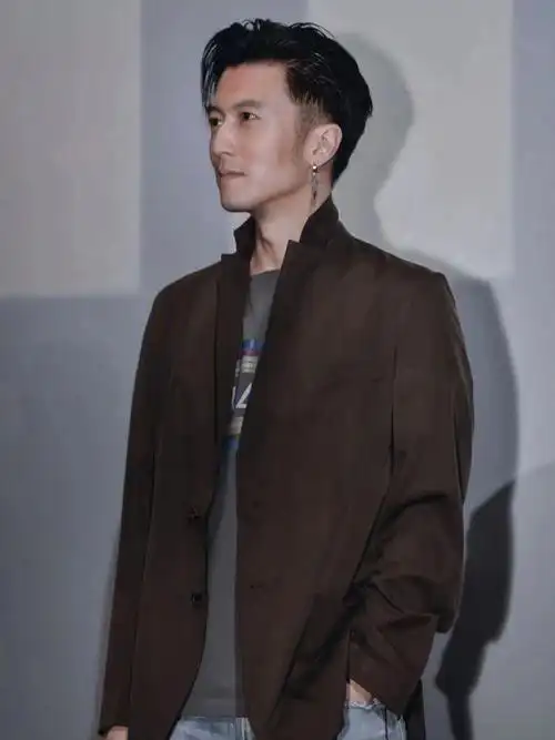 43岁谢霆锋陪儿子出国过暑假!