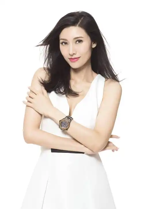 温软而芬芳,有着惊艳的美和无与伦比的气质,李嘉欣获得1988年香港