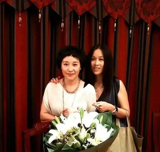 天后那英情史:恋蔡国庆,与高峰未婚同居产子,受伤嫁孟桐获幸福