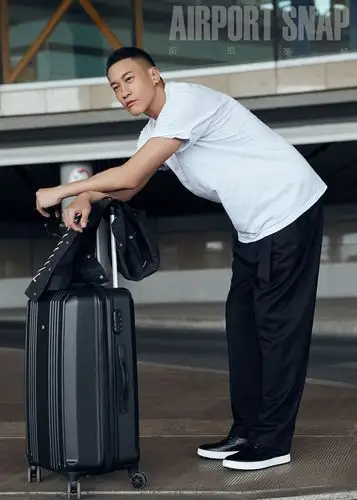 何润东简约造型玩转机场街拍风
