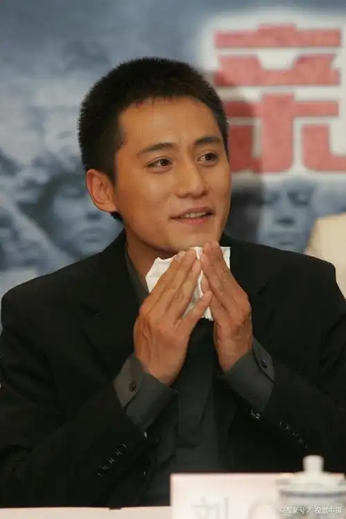 刘烨:从硬汉形象到真人演绎,华表奖新影帝的转变与代价