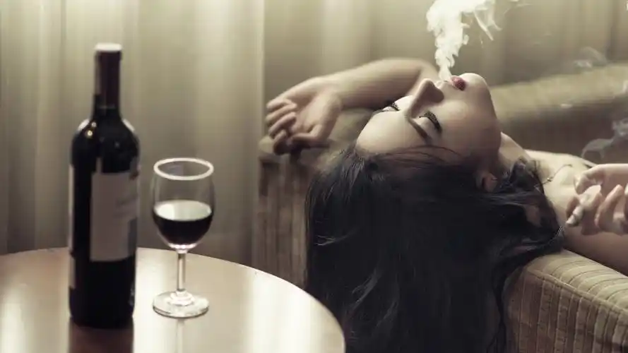 吸烟的美女心情沙发葡萄酒桌面壁纸