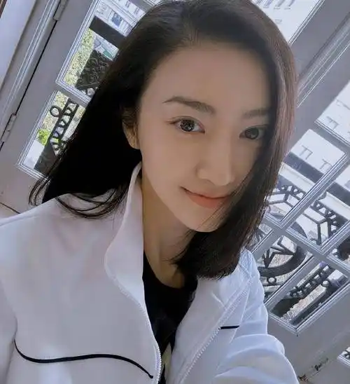 景甜不惧舆论晒自拍,颜值精致发型干练,文案似指心情"阴转晴"_网友_女