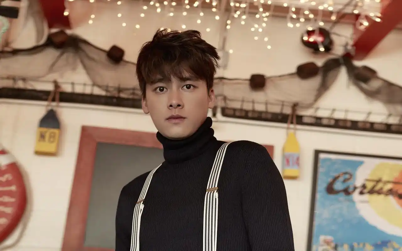 时尚型男李易峰壁纸_时尚简单的李易峰