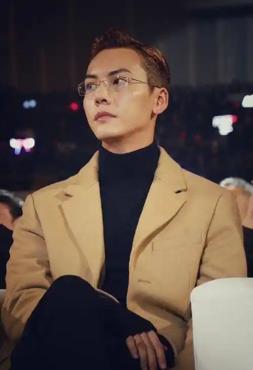 陈伟霆换了新发型,留背头的他突然发现不帅了,颜值下降_时尚_新造型