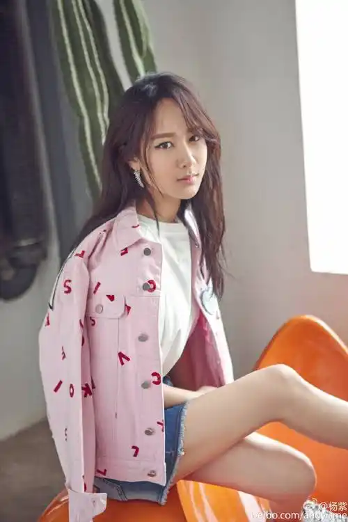 杨紫各类靓丽写真大秀如玉长腿!雪肤玉貌美得让人窒息