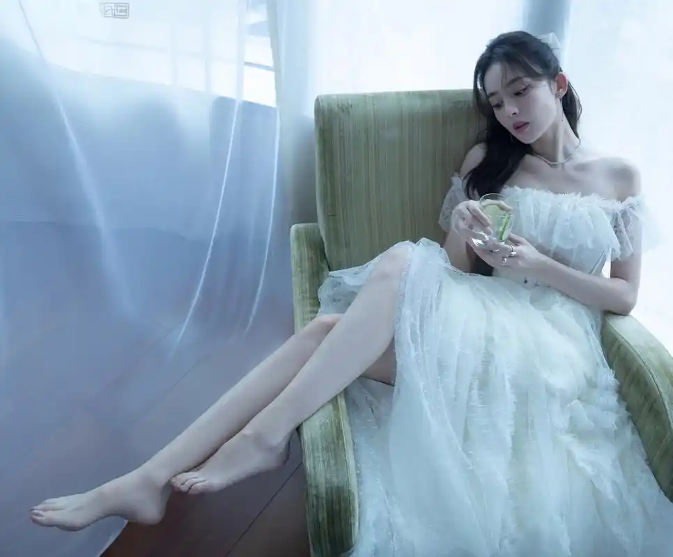 古力娜扎  美腿玉足又白又嫩