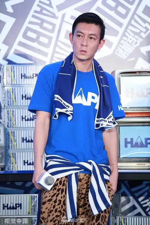 陈冠希蓝t搭配豹纹裤现身营业短发造型尽显型男潮范儿zt