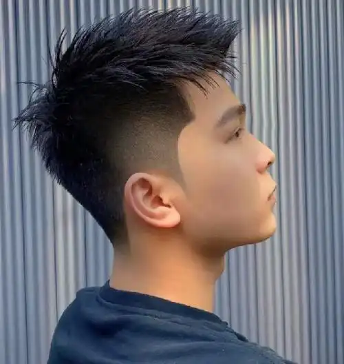 韩式男生纹理烫,将两耳侧铲青些许面积,和后脖子削薄的设计相呼应.