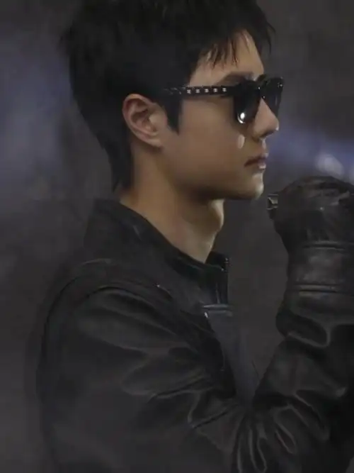 梨花哪有带墨镜的王一博香##王一博维和防暴队