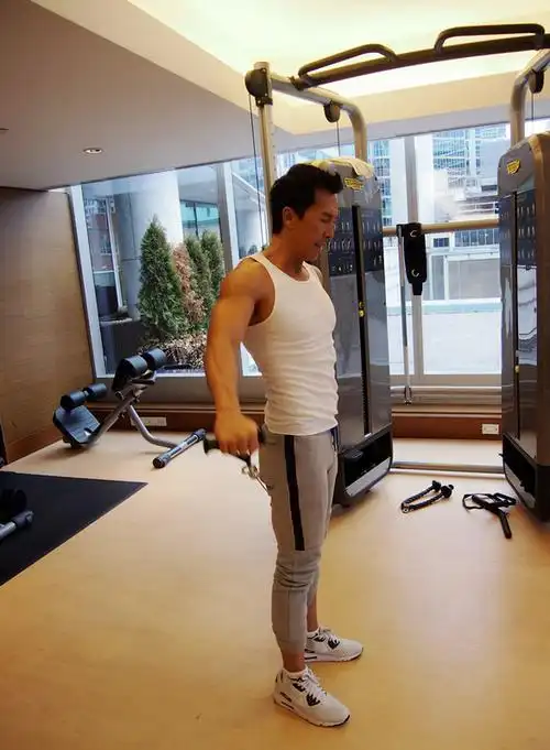 甄子丹晒健身肌肉照荷尔蒙爆棚 网友:求丹哥开教程