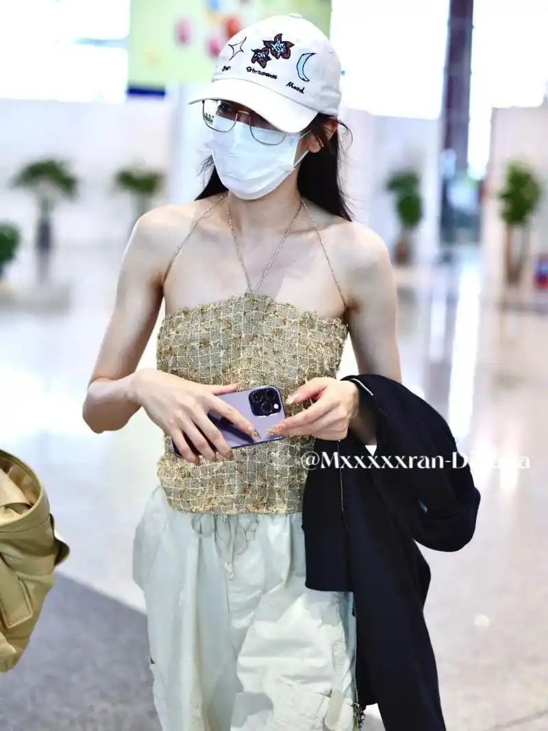 迪丽热巴最新机场街拍私服,百元吊带很好看!