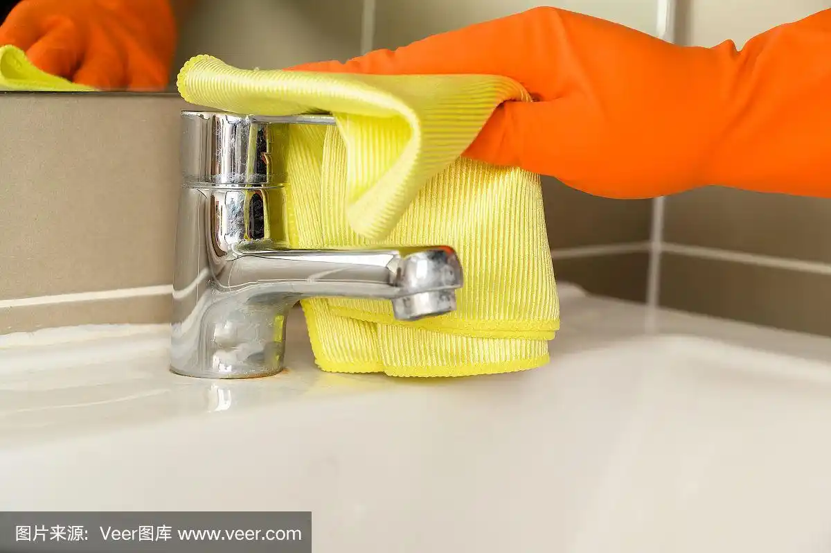 打扫她的房子,特写打扫房子擦灰尘