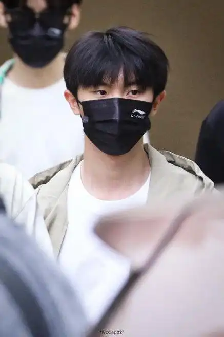 马嘉祺今日份我的岛录制路透,顺毛乖乖模样发型连帽外套穿搭,完美理想