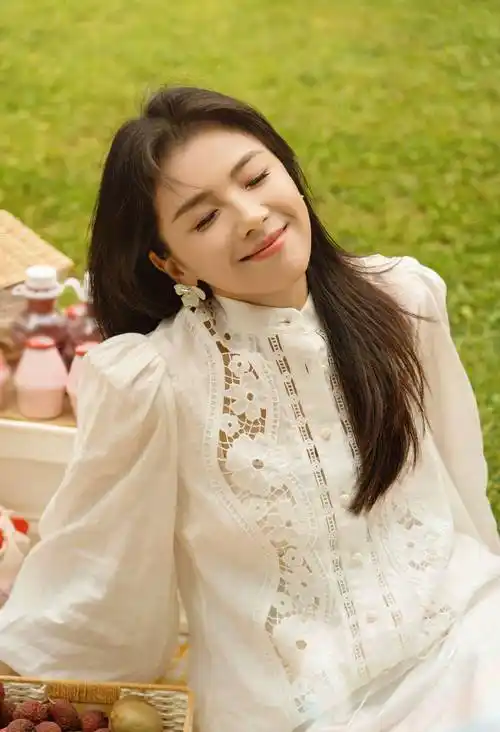 刘涛披肩长发白色套装户外野餐生活照_休闲_小白_牛仔裤