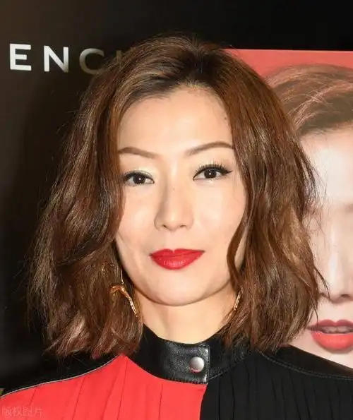 郑秀文近照,一脸憔悴显老态了