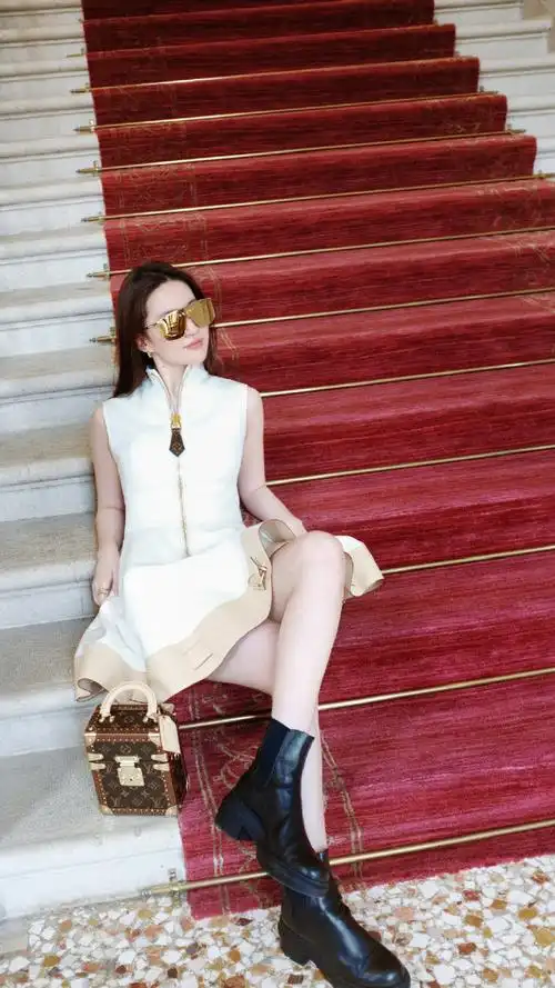 刘亦菲无袖a字裙##刘亦菲海边氛围感随拍