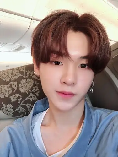 jjjustin黄明昊自拍照爆光乖巧可爱软萌中带酷