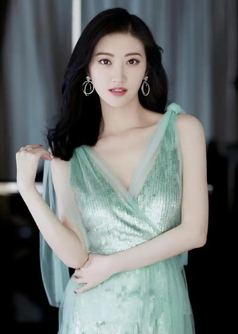 当16岁的景甜遇到大19岁的富豪路征时,她被他的成熟和稳重所吸引,很快