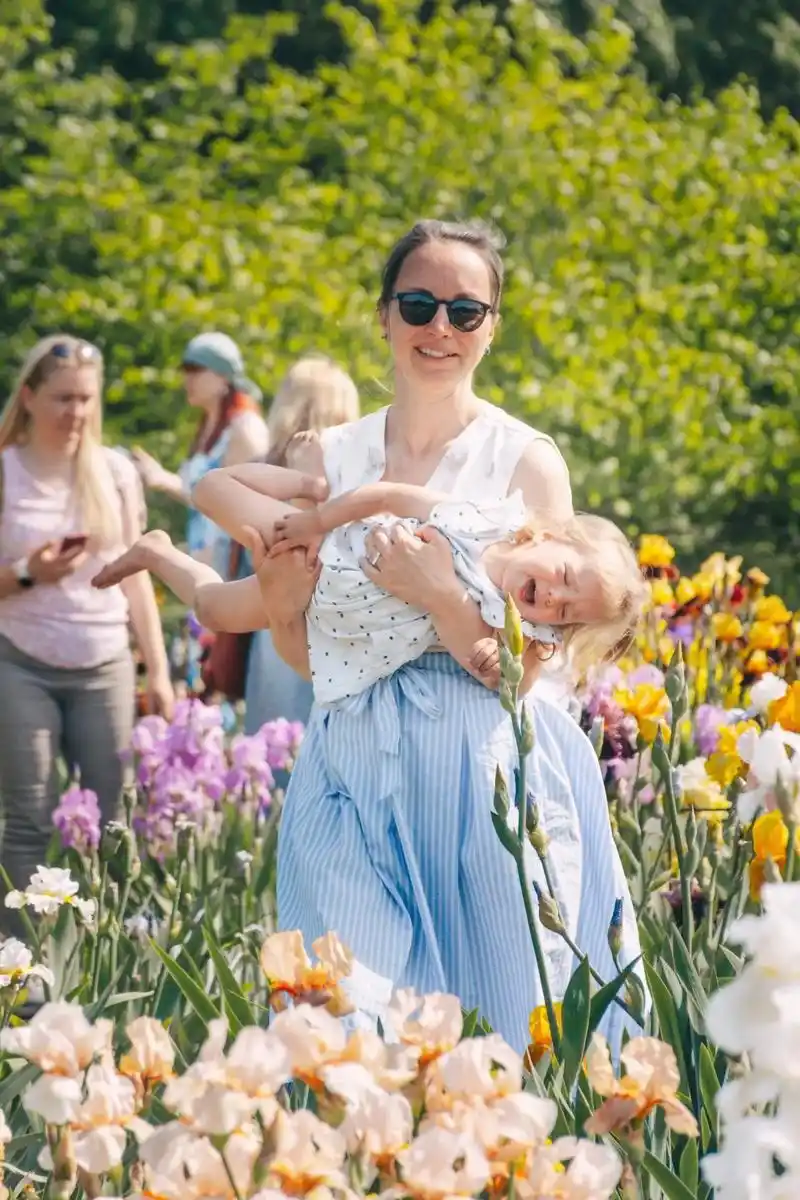 塔林植物园里的小女孩| 爱沙尼亚 |小朋友光着脚在花丛里乱跑 - 抖音